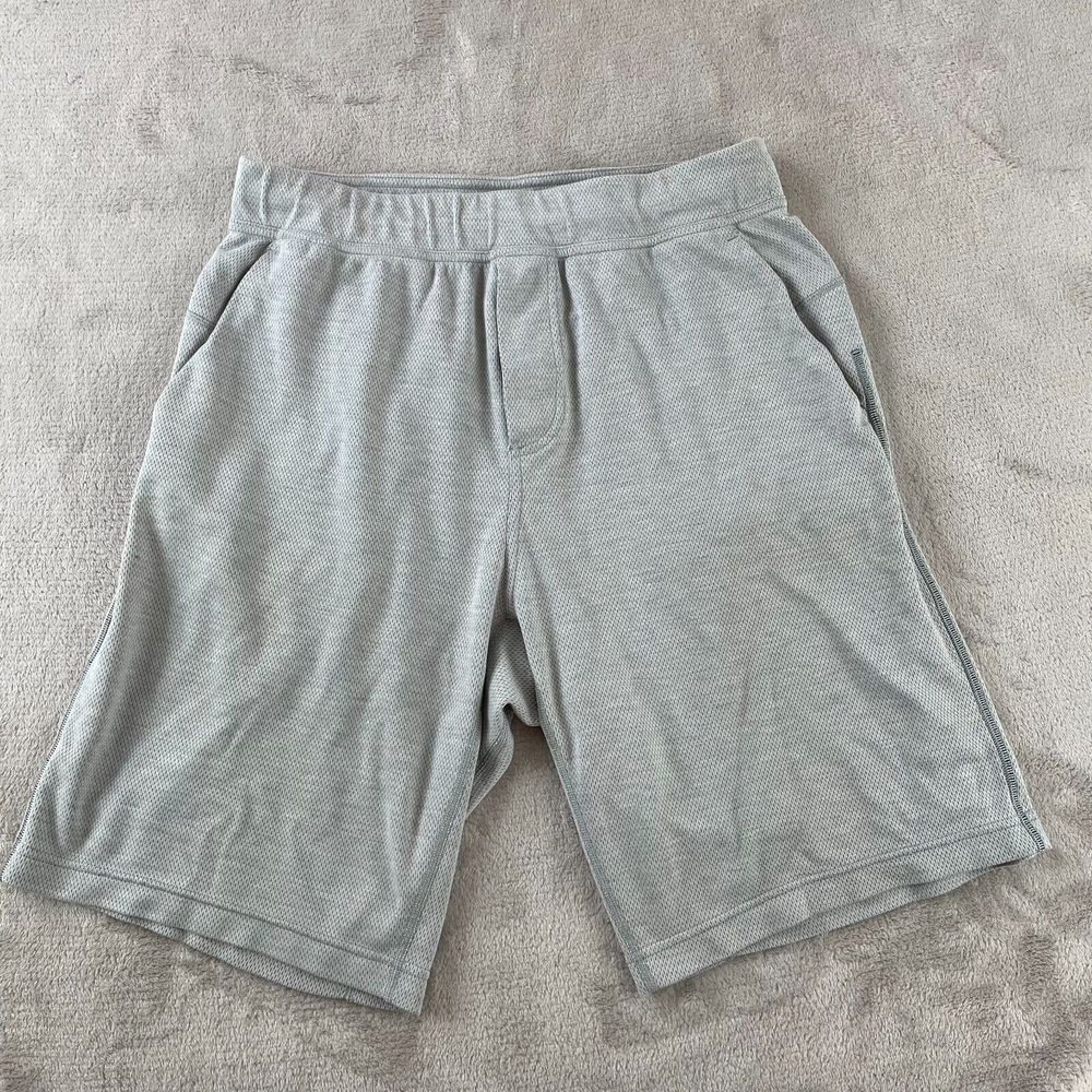 Lululemon Athletic Shorts Men Medium‎ Gray Drawstring Athleisure Gym Yoga Active